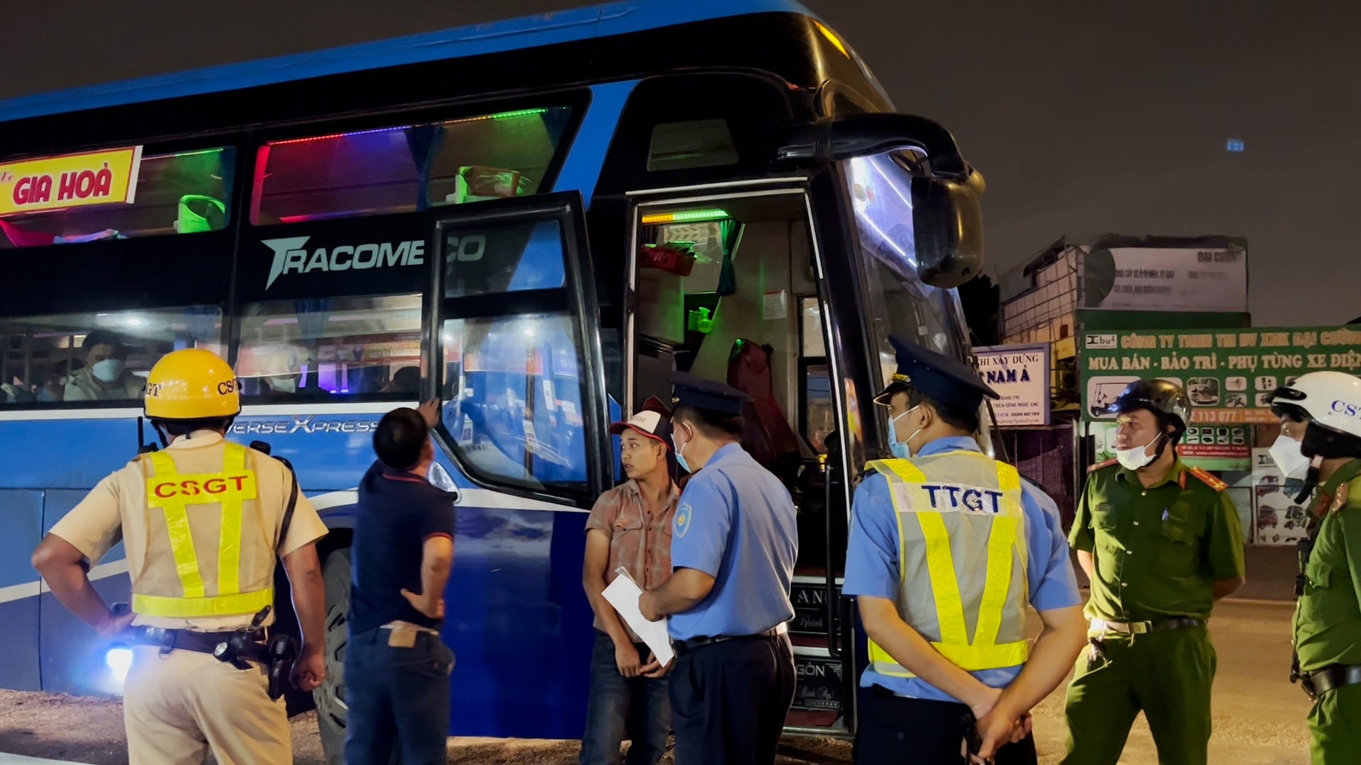 Doan kiem tra vua di, nha xe tiep tuc don khach tai ben coc o TP.HCM hinh anh