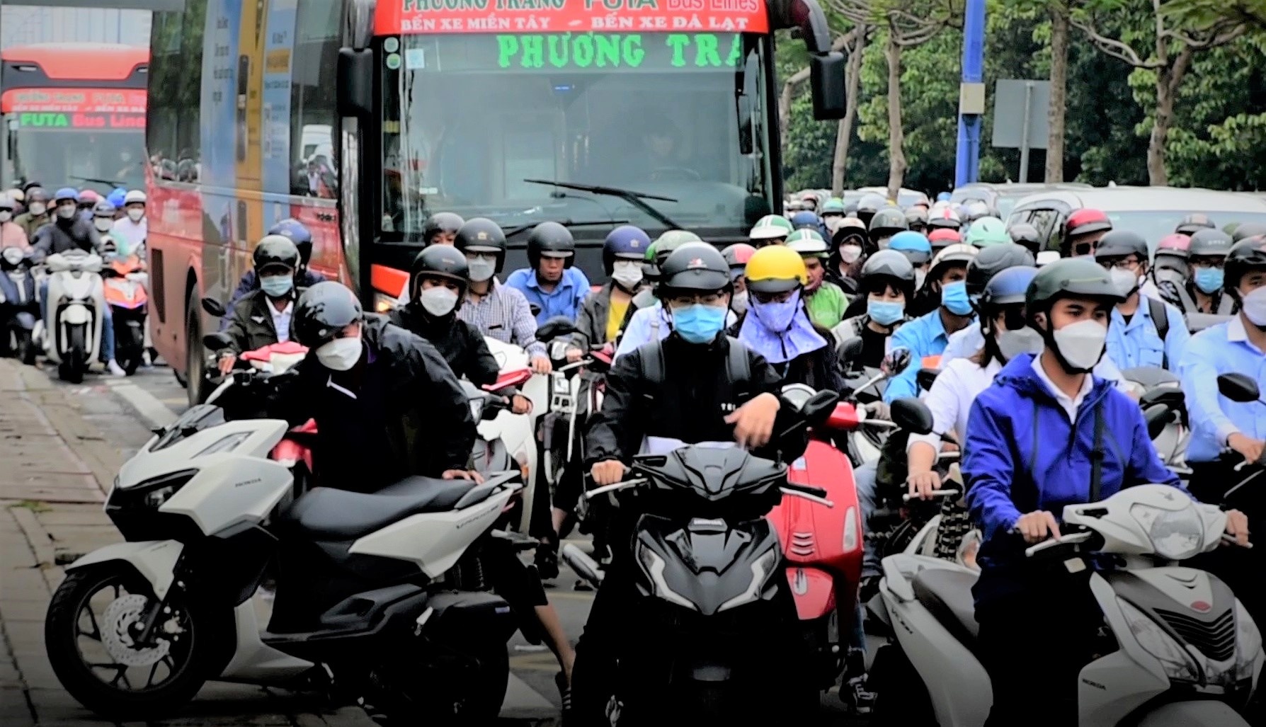 Duong Mai Chi Tho ket cung vi ben xe khach tren via he hinh anh