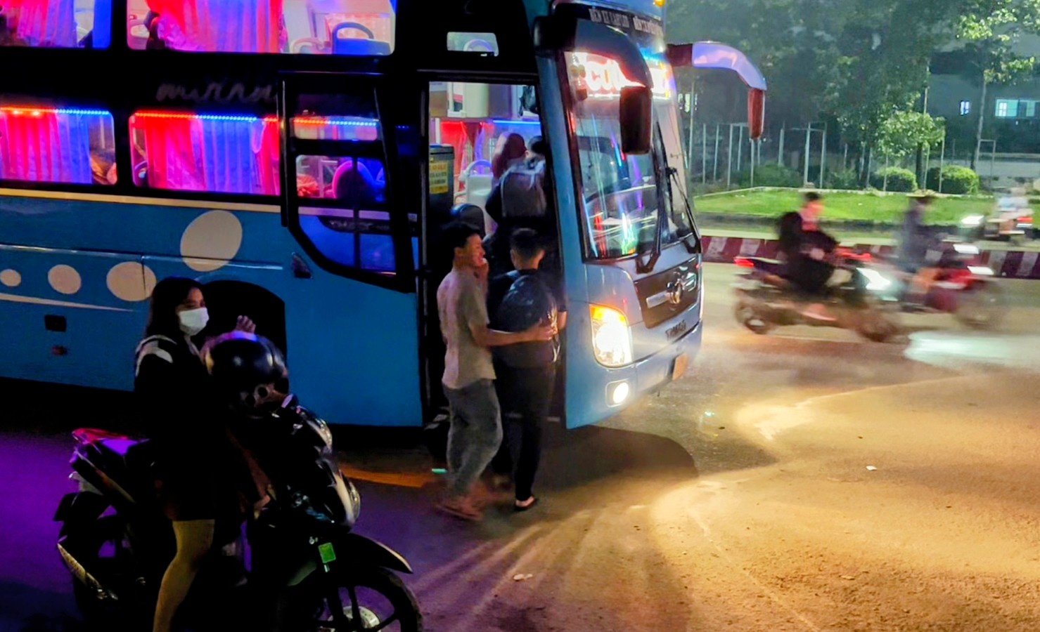 Nhieu nha xe o TP.HCM lien tuc doi vi tri don khach de ne xu phat hinh anh