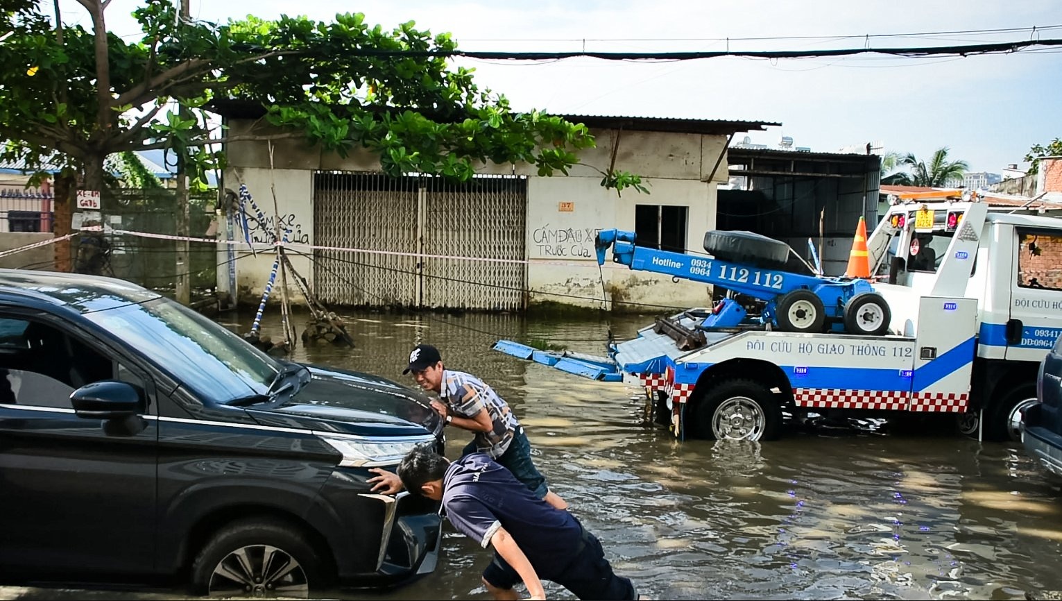 Nuoc ngap nua ngay chua rut o chung cu TP.HCM hinh anh