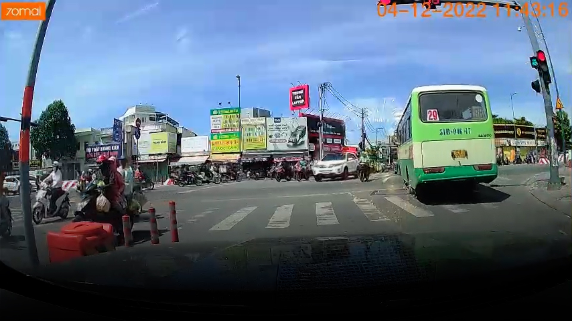 Xe buyt vuot den do qua giao lo o TP Thu Duc hinh anh