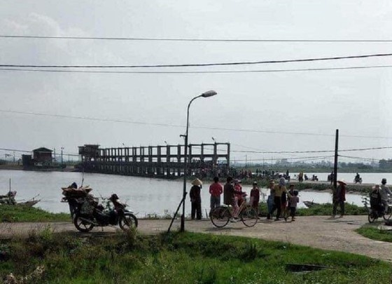 Thai phu tu vong khi giat chieu ben bo song hinh anh