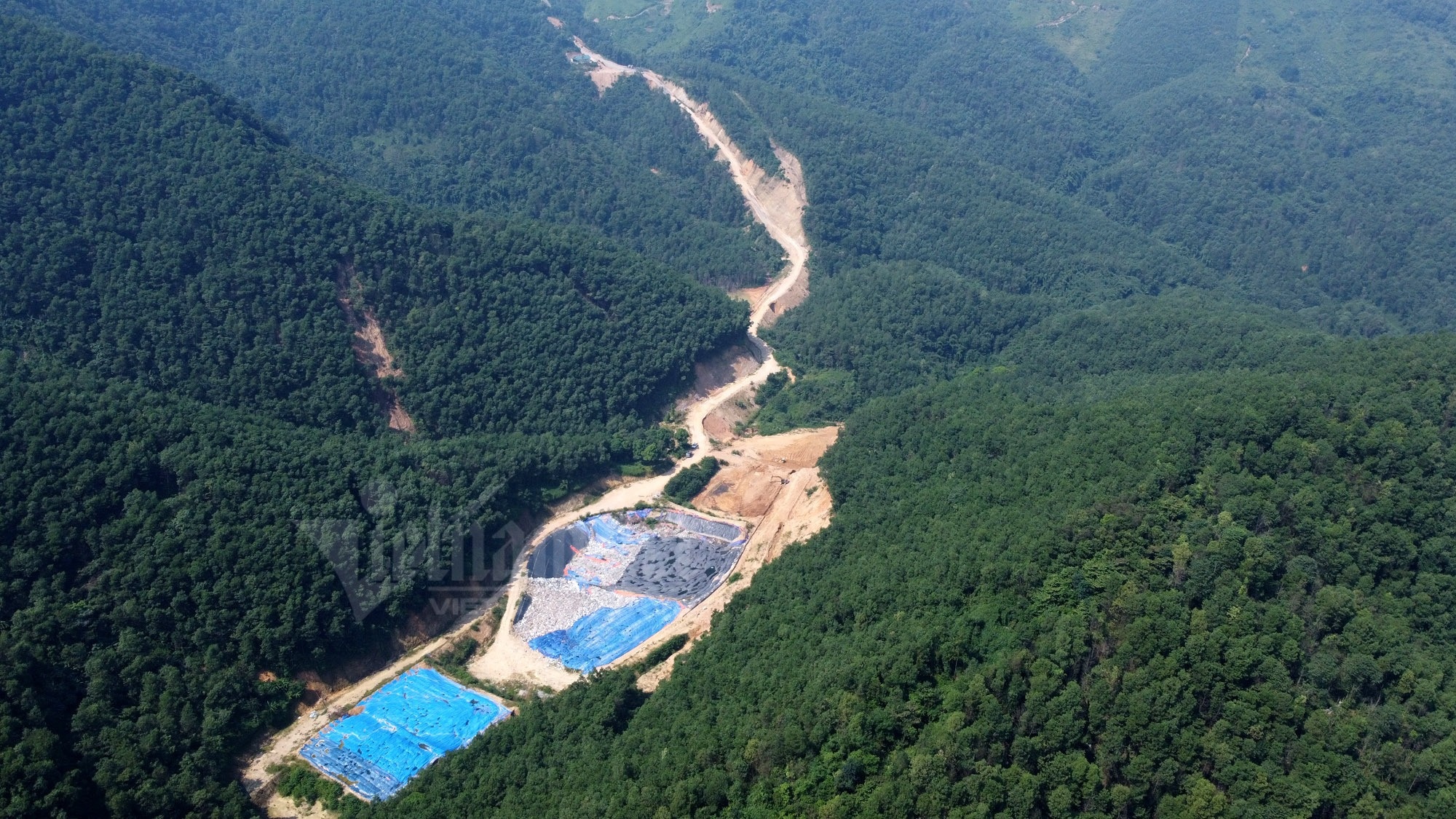 UBKT Tinh uy Hoa Binh vao cuoc vu nghin tan rac do giua rung hinh anh