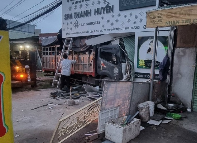 Xe tai mat lai lao vao tiem spa, tai xe ket trong cabin hinh anh