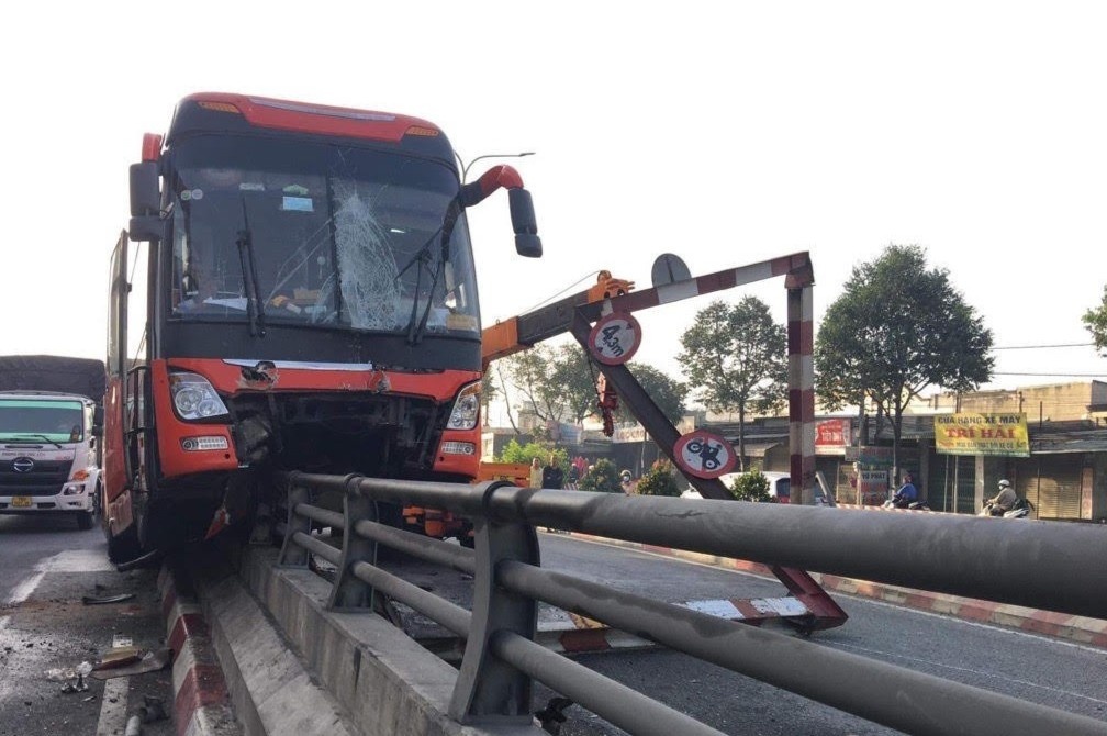 Xe khach nam 'vat veo' tren lan can ham chui sau vu tai nan hinh anh