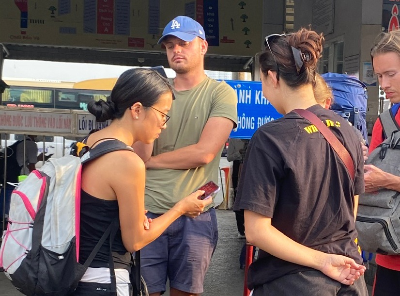 Du khach tuc tac mua ve xe roi TP.HCM di choi Tet hinh anh