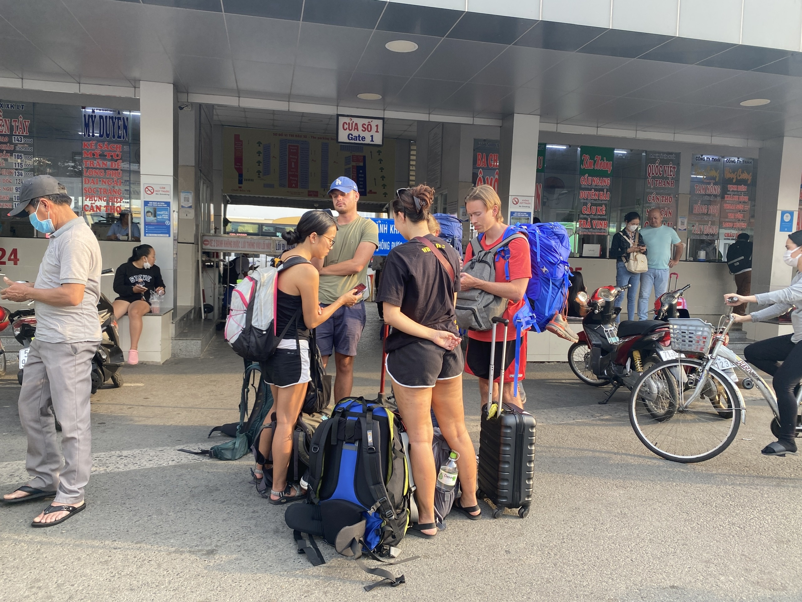 ben xe Tet Duong lich anh 1