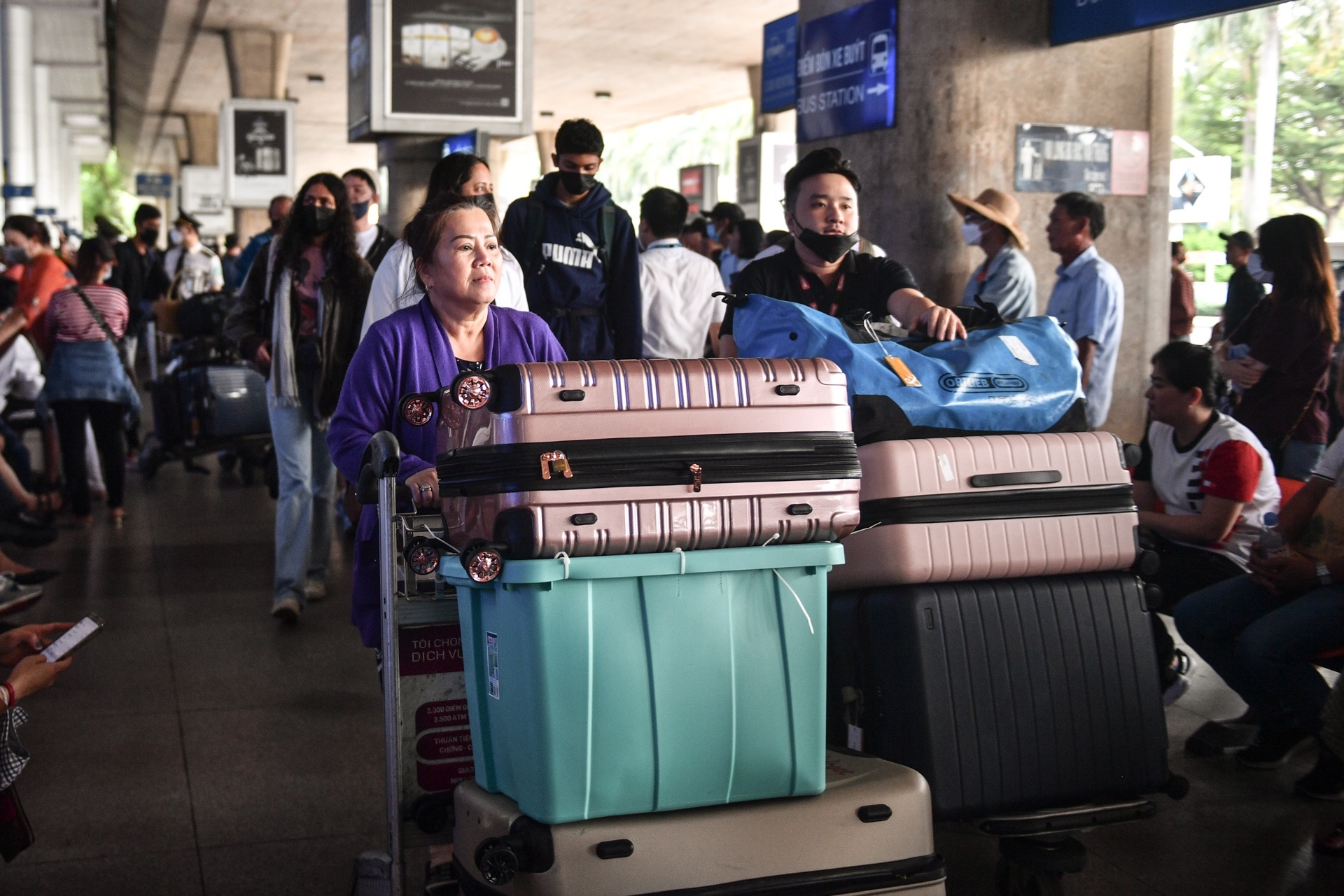 Viet kieu cho nhieu gio moi lay duoc hanh ly o san bay Tan Son Nhat hinh anh