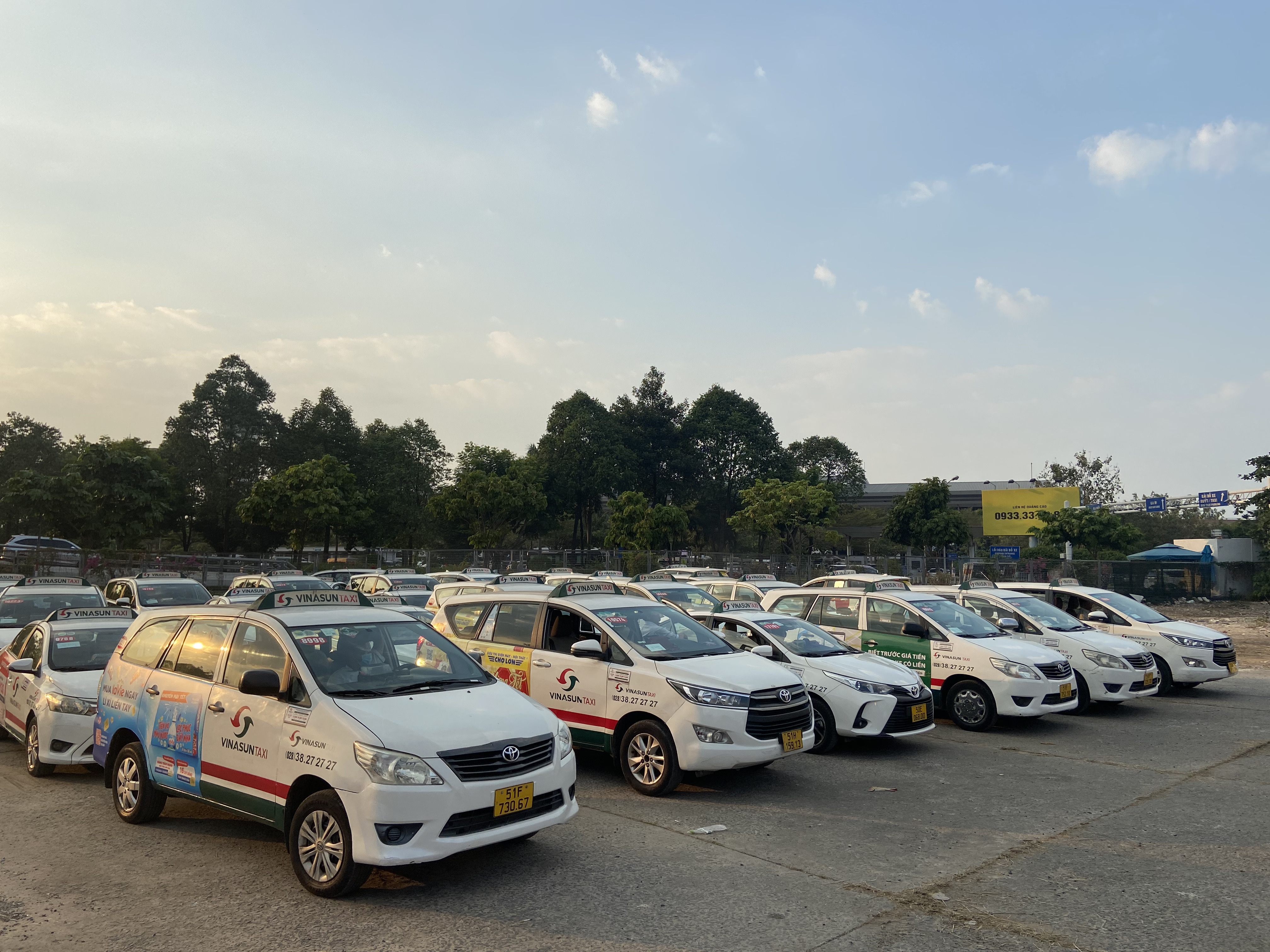 Bai dem taxi o san bay Tan Son Nhat tap nap ngay dau hoat dong hinh anh