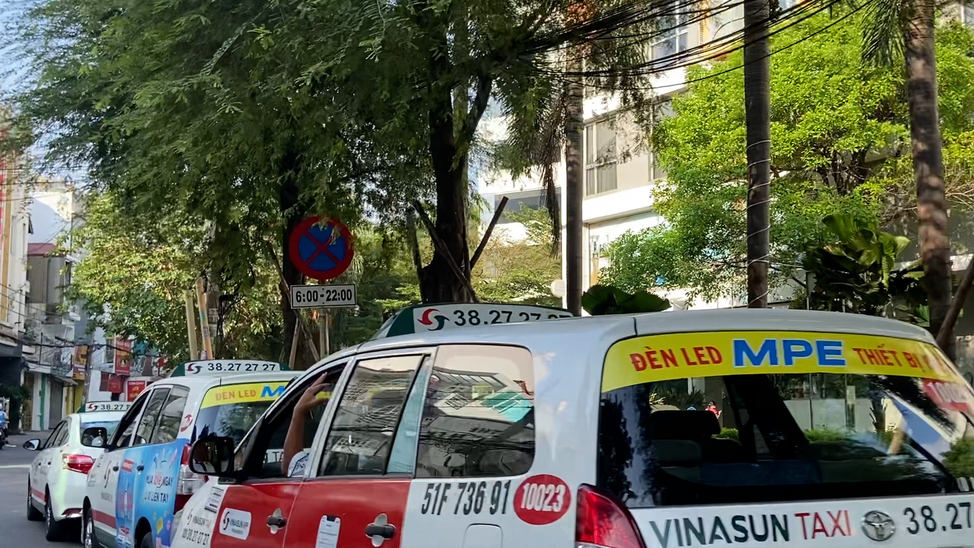 Co bai dem trong san bay Tan Son Nhat, tai xe van dau ngoai don khach hinh anh