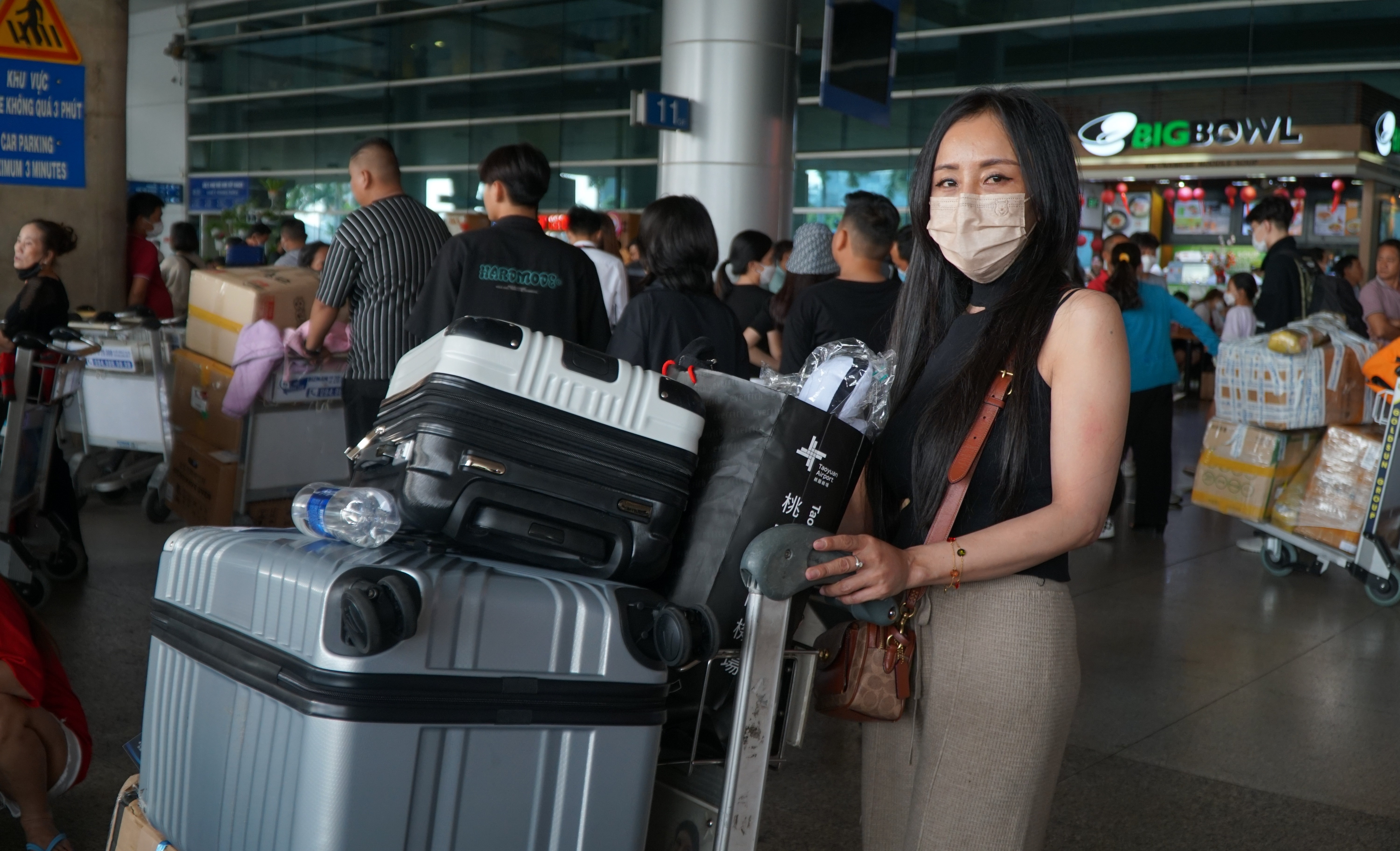 Viet kieu chat vat lay hanh ly tai san bay Tan Son Nhat hinh anh