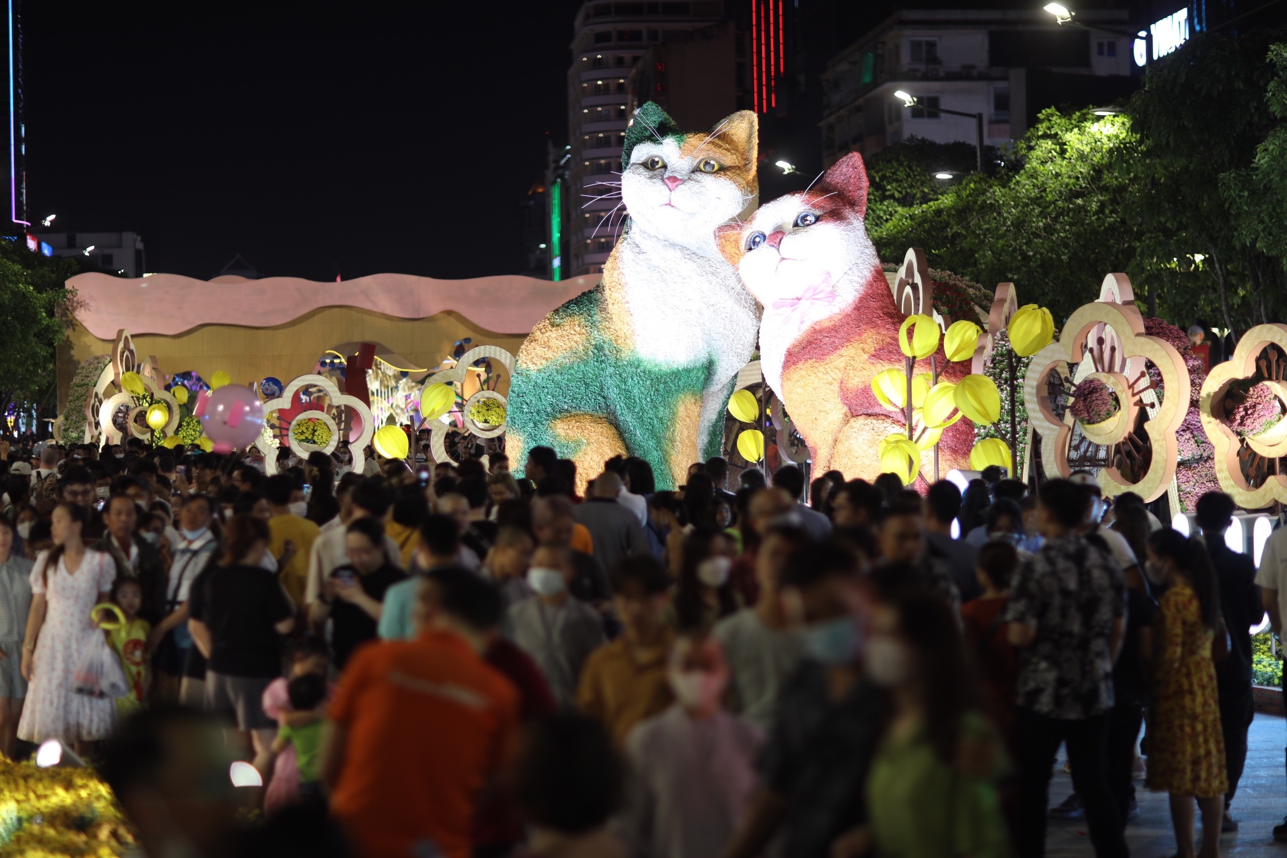 12 con giap hoi tu tai duong hoa Nguyen Hue hinh anh