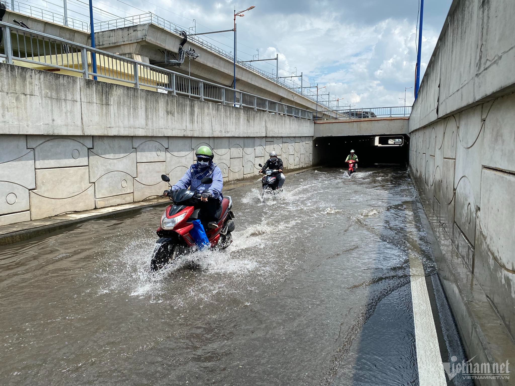 Ly do ham chui cua ngo TP.HCM ngap nang, nguoi dan chat vat di chuyen hinh anh