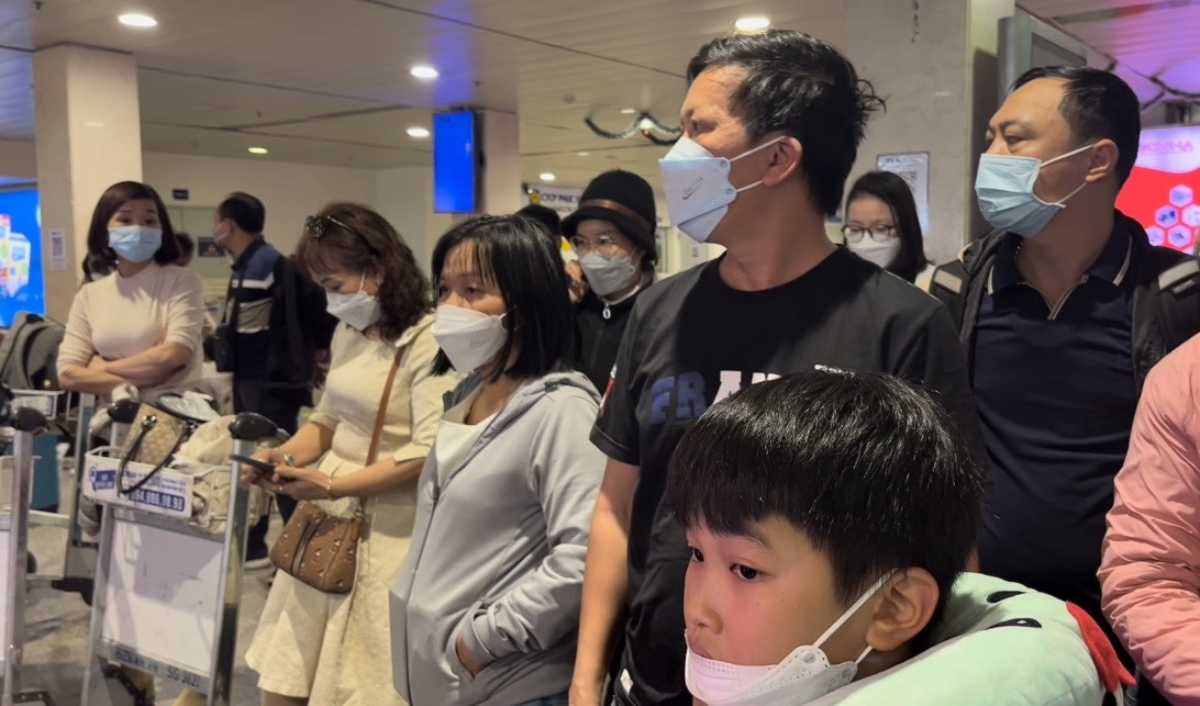 San bay Tan Son Nhat don luong khach ky luc mung 4 Tet hinh anh