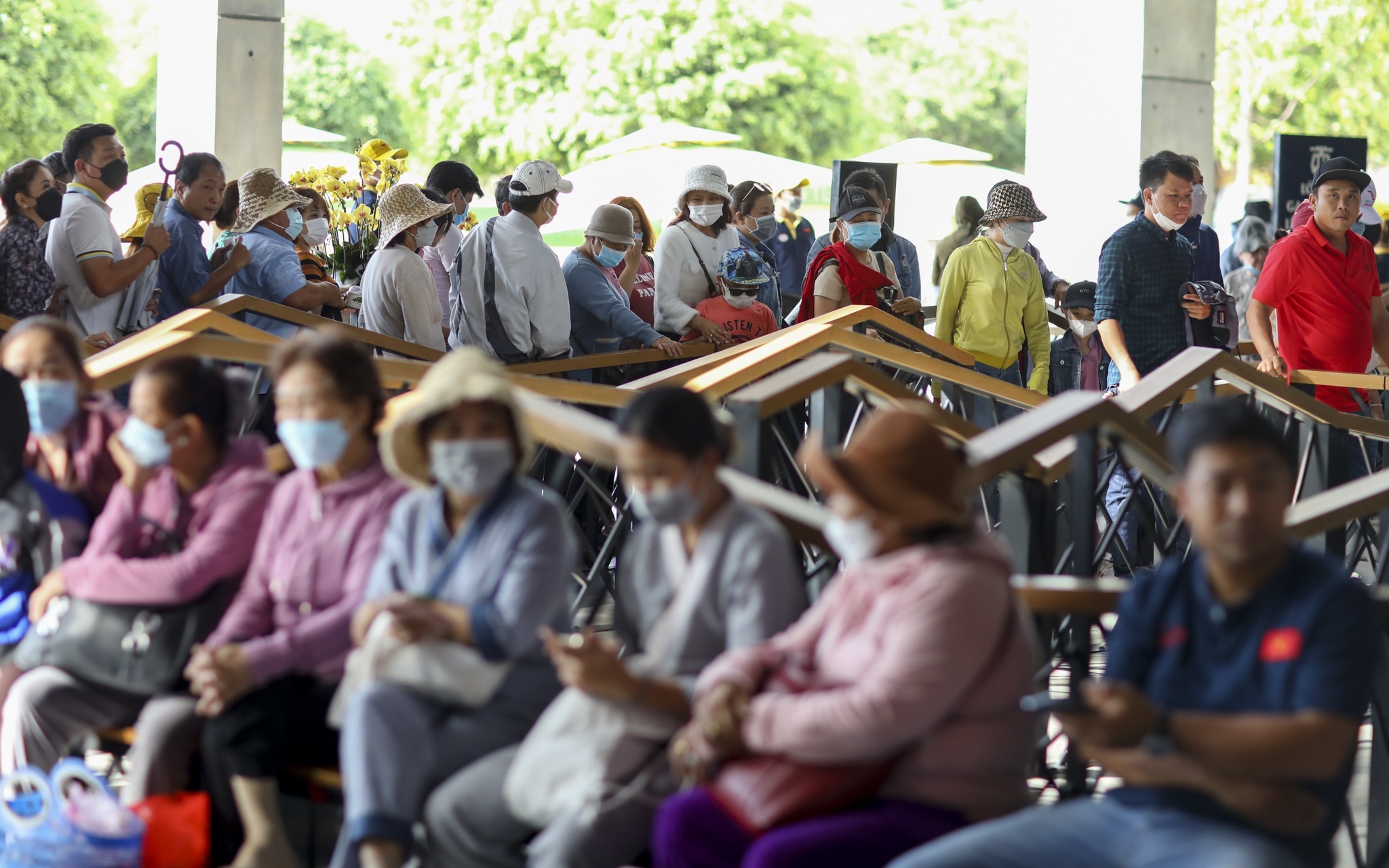 Hang nghin nguoi hanh huong ve chua Ba Den dip ram thang Gieng hinh anh