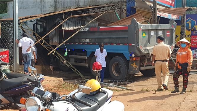 Xe ben tu troi doc, lao vao tiem sua xe va tiem thuoc tay hinh anh