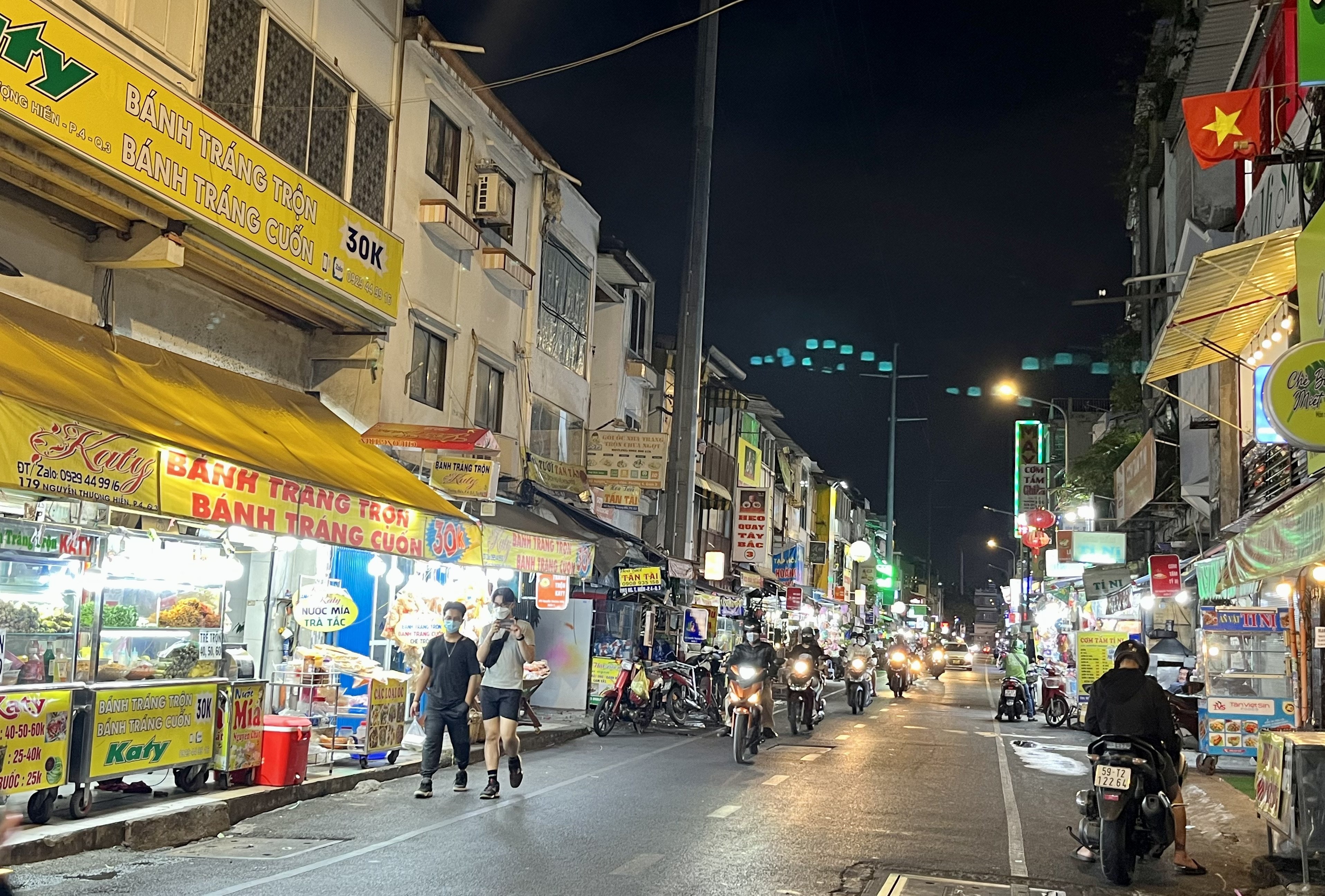 Pho am thuc TP.HCM vang ve sau gan 2 thang hoat dong hinh anh