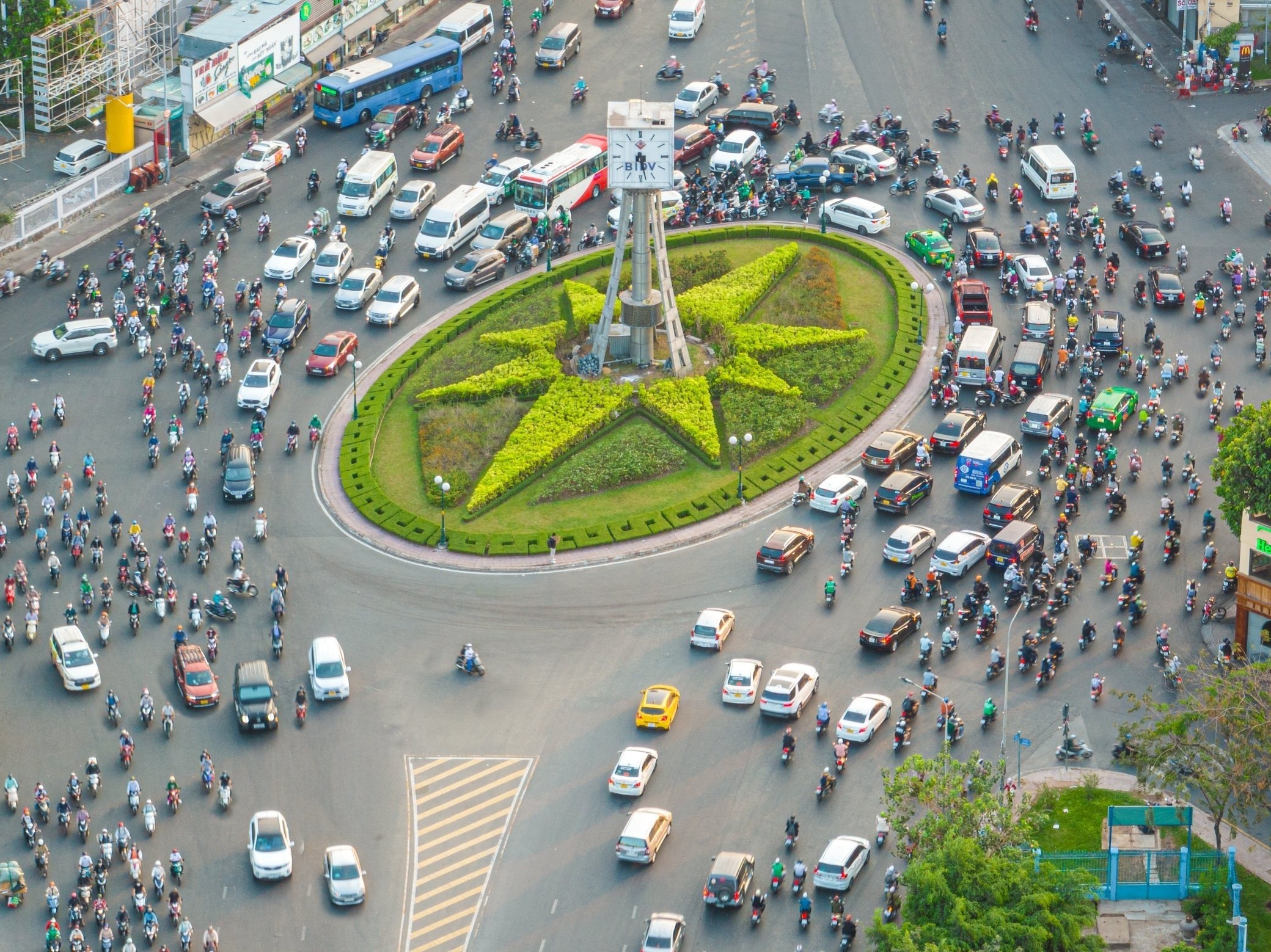Ton vai phut di chuyen qua vong xoay Dien Bien Phu vao gio cao diem hinh anh