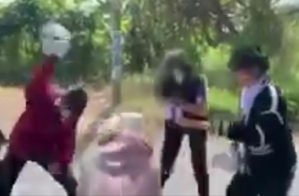 Bi danh hoi dong bang mu bao hiem, nu sinh lop 8 phai nhap vien hinh anh