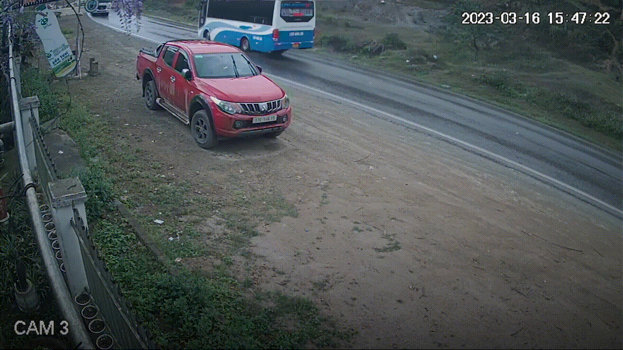 Xe khach mat lai lat nhieu vong, 7 nguoi bi thuong hinh anh