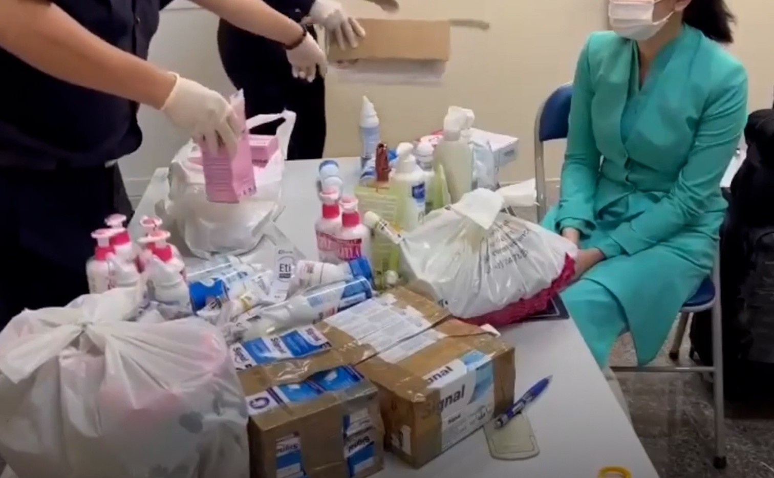 Can canh 11 kg ma tuy do 4 tiep vien Vietnam Airlines van chuyen hinh anh