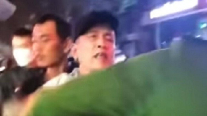 Nguoi vi pham giao thong tat vao mat chien si cong an o Thanh Hoa hinh anh