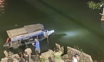 Bo lai xe may tren cau, nam thanh nien gieo minh xuong song Dong Nai hinh anh