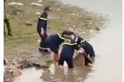 Phat hien thi the nu giao vien mam non tren song Lo hinh anh