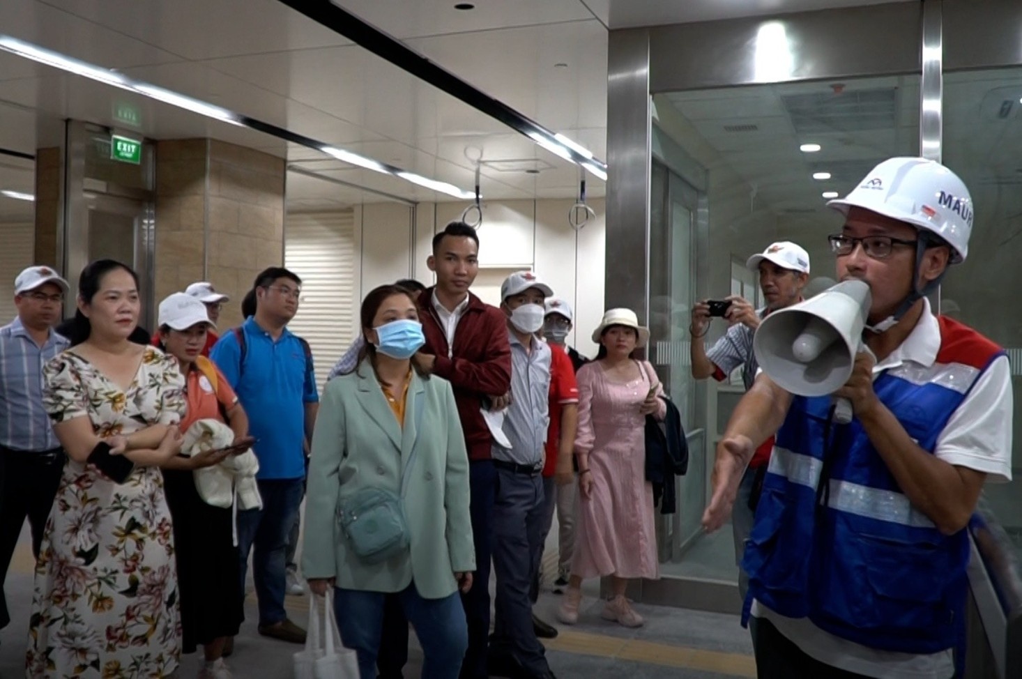 Du khach ngac nhien khi tham quan nha ga ngam metro o TP.HCM hinh anh