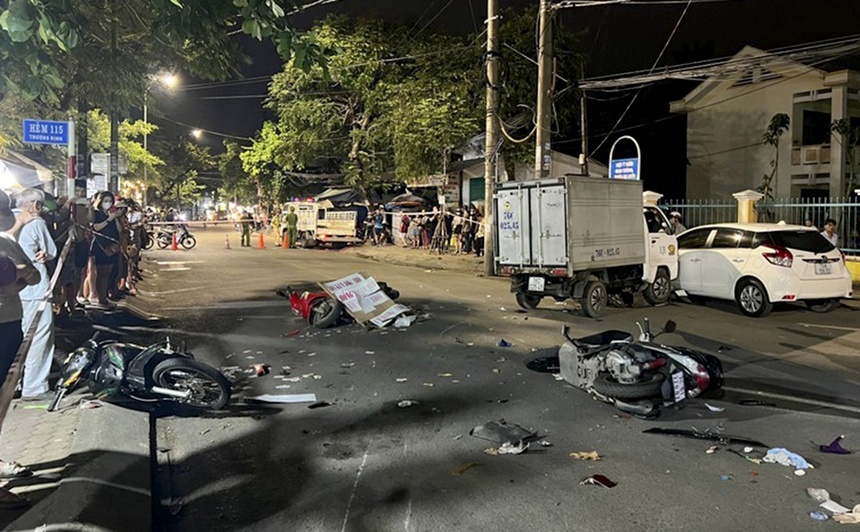 Xe tai mat lai tong loat xe may, 2 nguoi bi thuong nang hinh anh