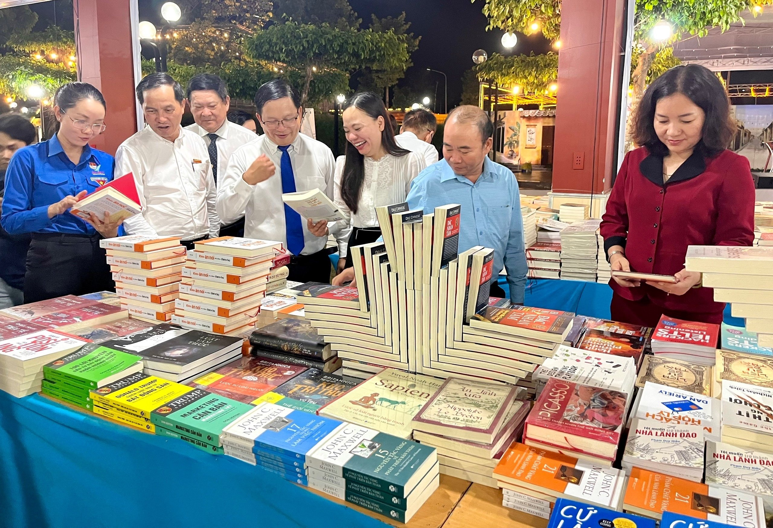 Soi noi trien lam sach tai cho dem va pho di bo Bach Dang hinh anh