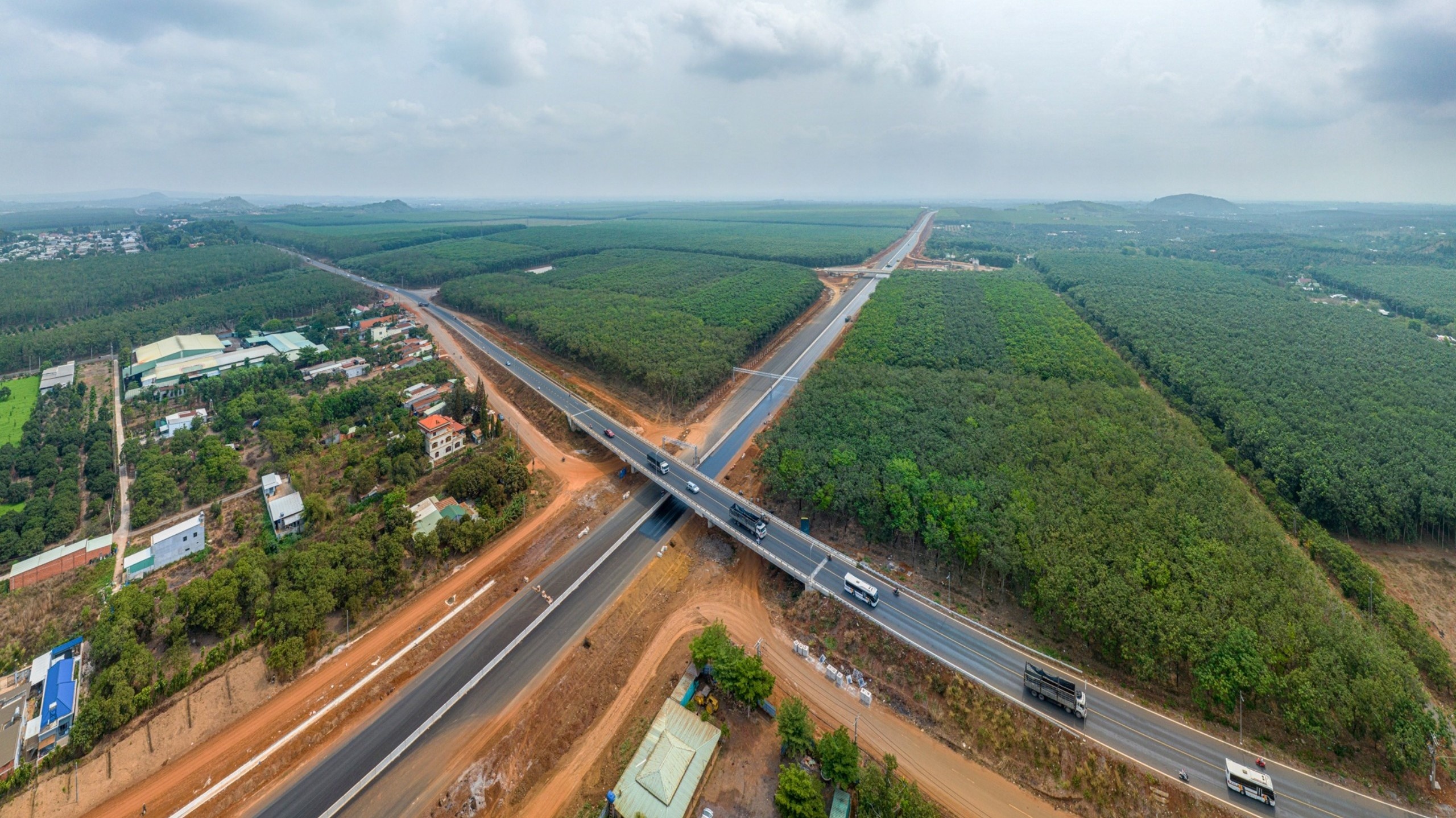 Nhieu hang muc chua hoan thien tren cao toc Phan Thiet - Dau Giay hinh anh