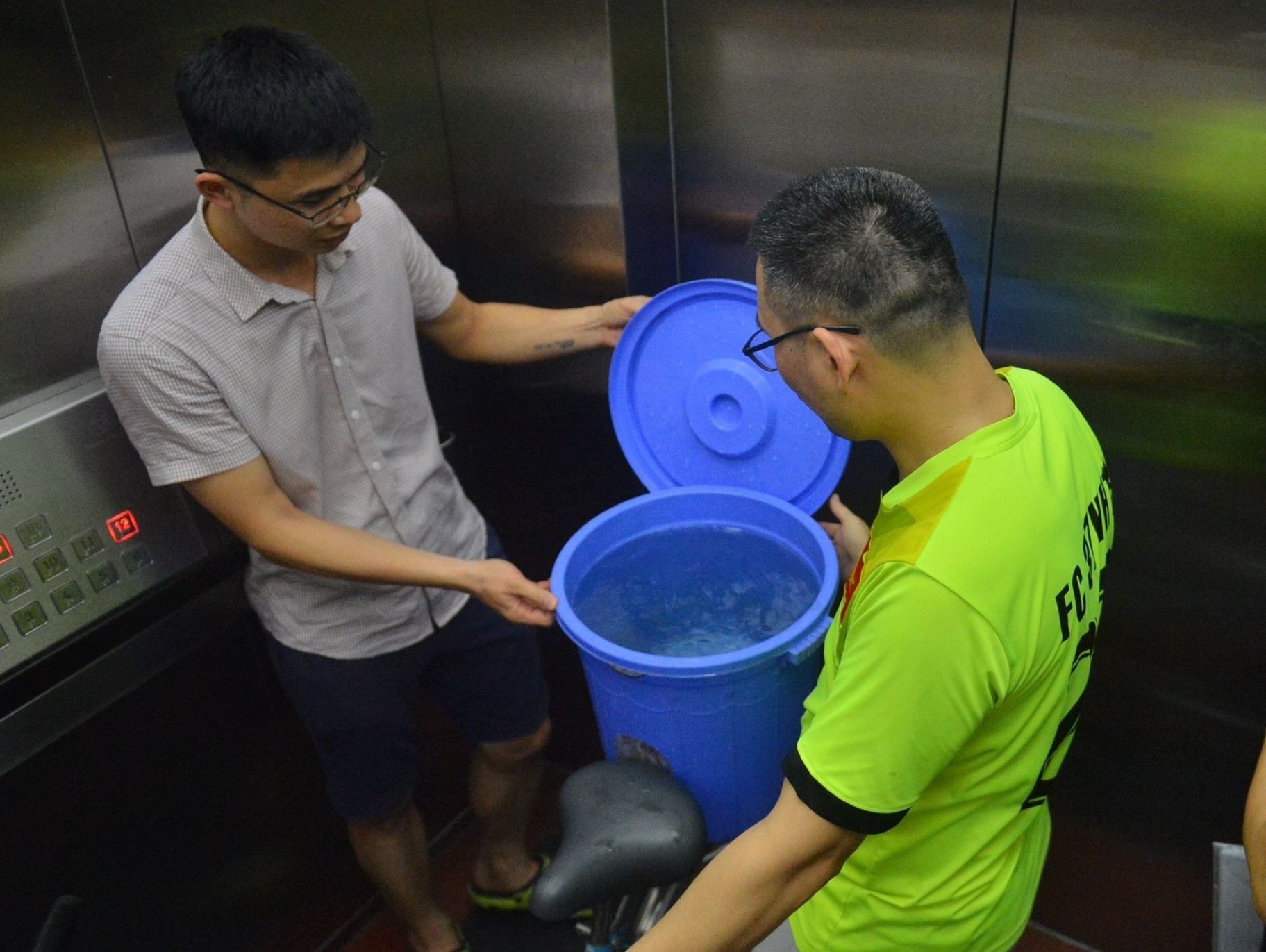 Chung cu mat nuoc giua dem nong ham hap, tram ho dan linh kinh xo chau hinh anh