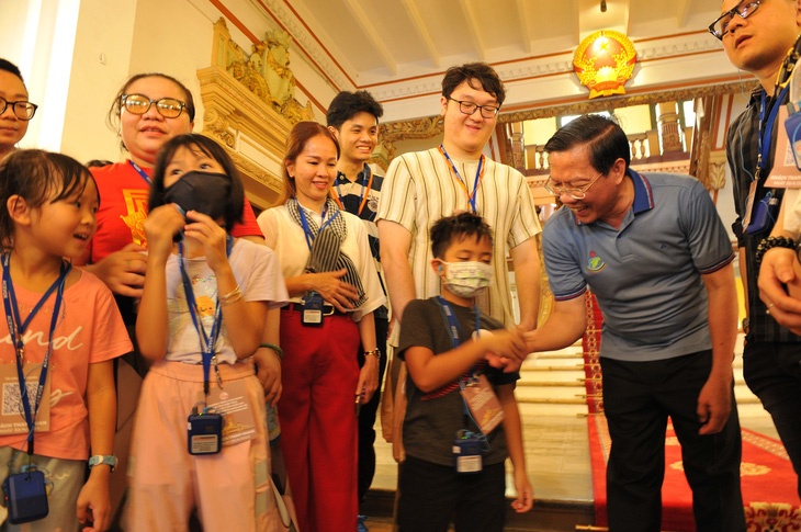 Chu tich TP.HCM lang nghe y kien cua khach tham quan tru so UBND hinh anh