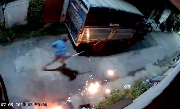 Nem bom xang, dap pha oto giua khuya tai Dong Nai hinh anh