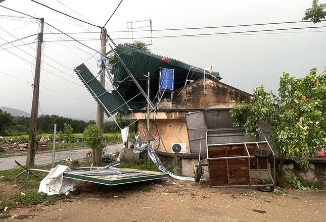 Sau nang nong ky luc, Nghe An xuat hien giong loc thoi bay mai nha hinh anh