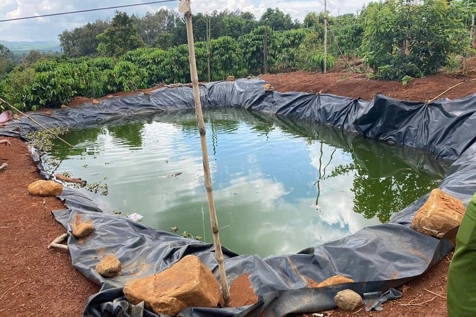 Hai ba chau tu vong duoi ho tuoi chanh day hinh anh