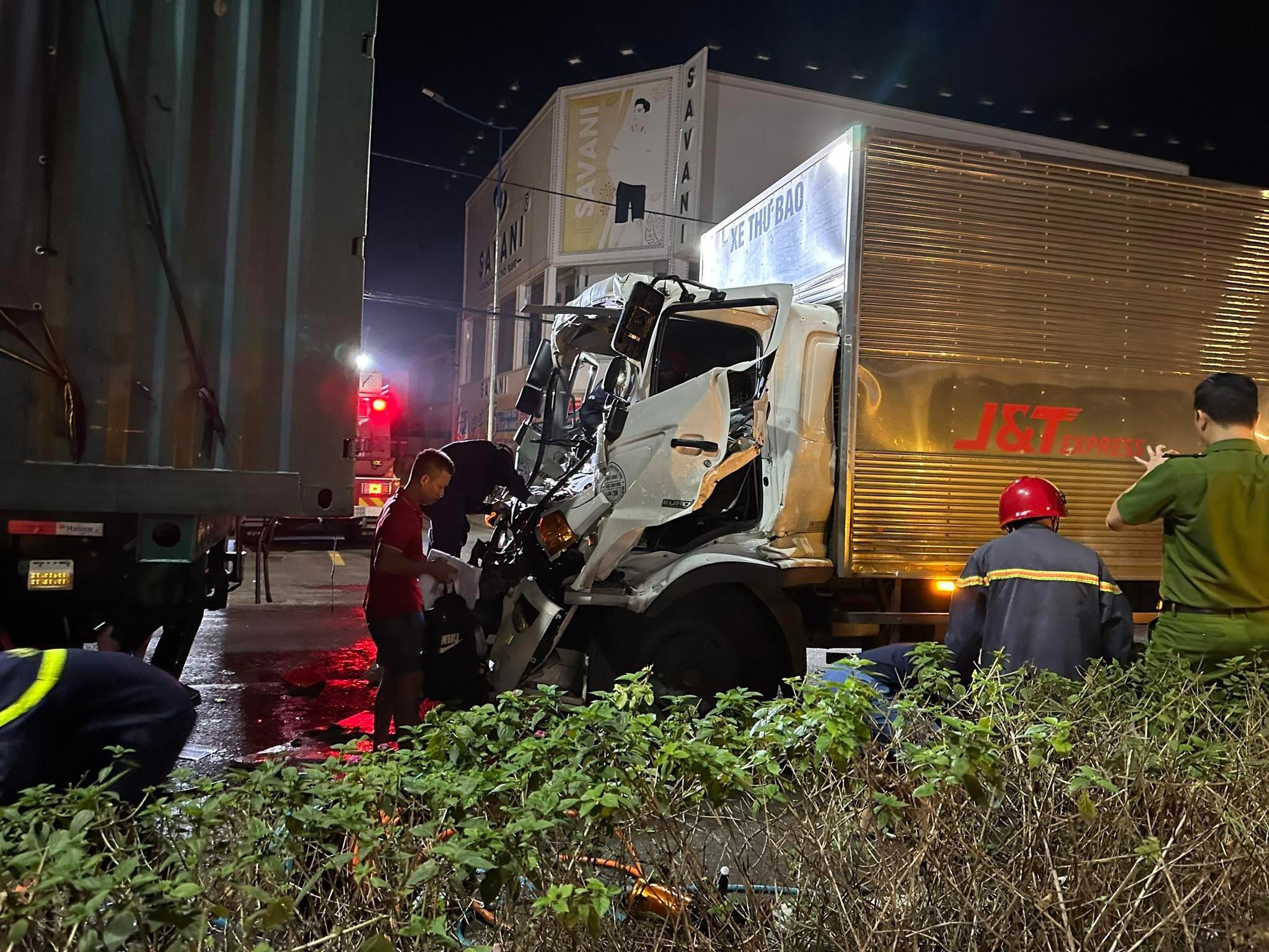 Tong vao duoi xe container, tai xe oto tai mac ket trong cabin hinh anh