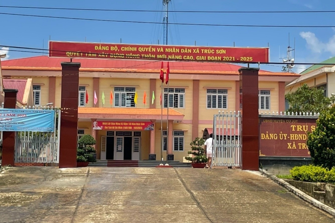 Bi thu, chu tich xa bi ky luat vi de dan lam duong trai phep hinh anh