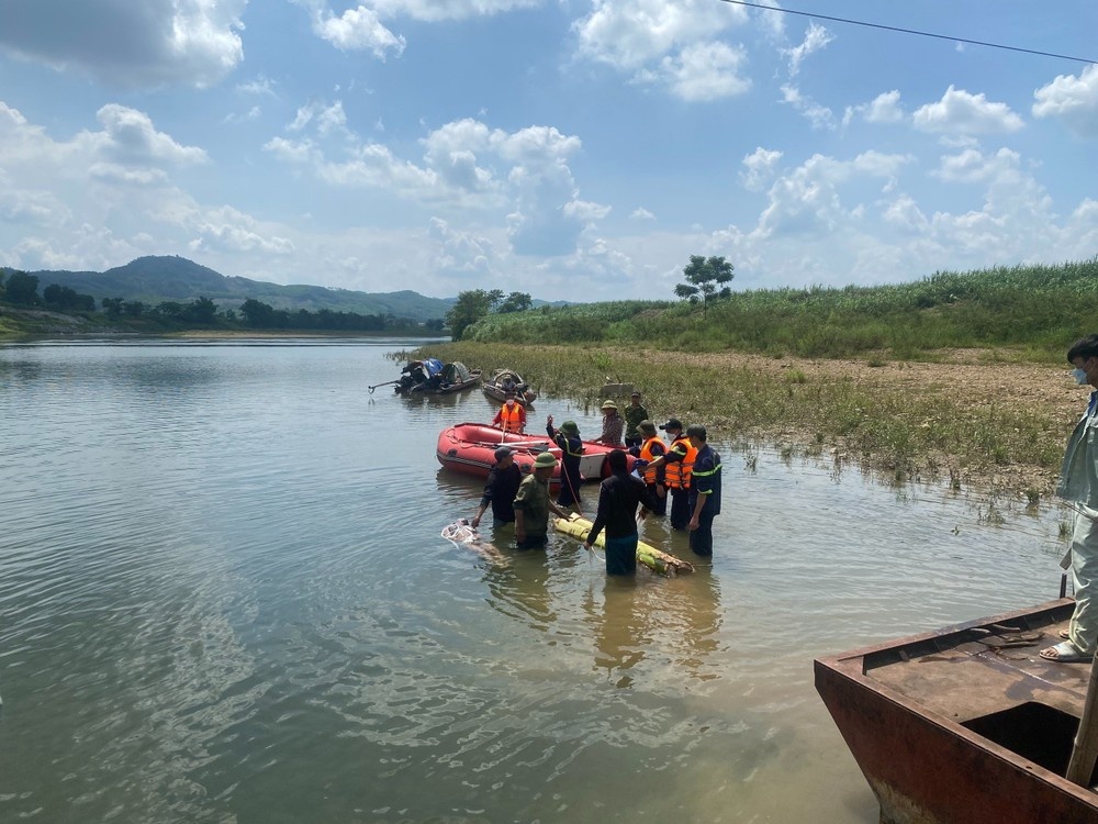 Nam sinh tu vong do duoi nuoc tren song Ma hinh anh