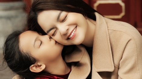 Con gai Pham Quynh Anh dang yeu trong MV cua me hinh anh