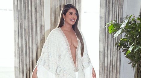 Dang sau chiec vay xe sau toi eo cua Hoa hau The gioi hinh anh