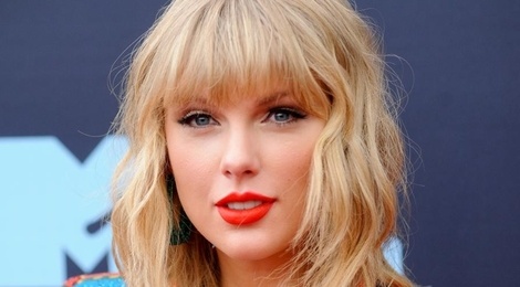 Nhung ca khuc noi tieng bi kien vi dao nhai hinh anh