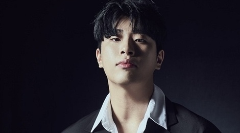 Nam rapper bi fan cua BTS 'nem da' la ai? hinh anh