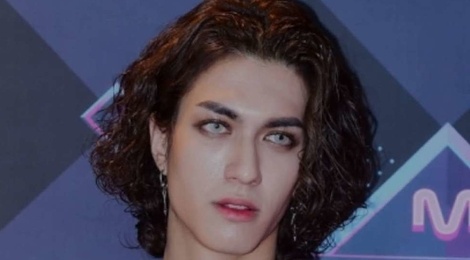 Nam ca si bi duoi khoi nhom nhac vi dien qua sung tren san khau hinh anh