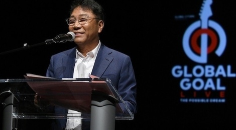 SM Entertainment bi chi trich vi ban khau trang gia cao hinh anh