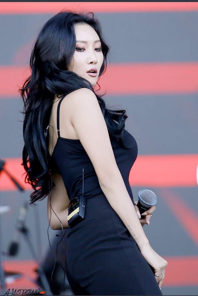 Hwasa biểu diễn lôi cuốn trên sân khấu ảnh 2 Hwasa bieu dien loi cuon tren san khau anh 2