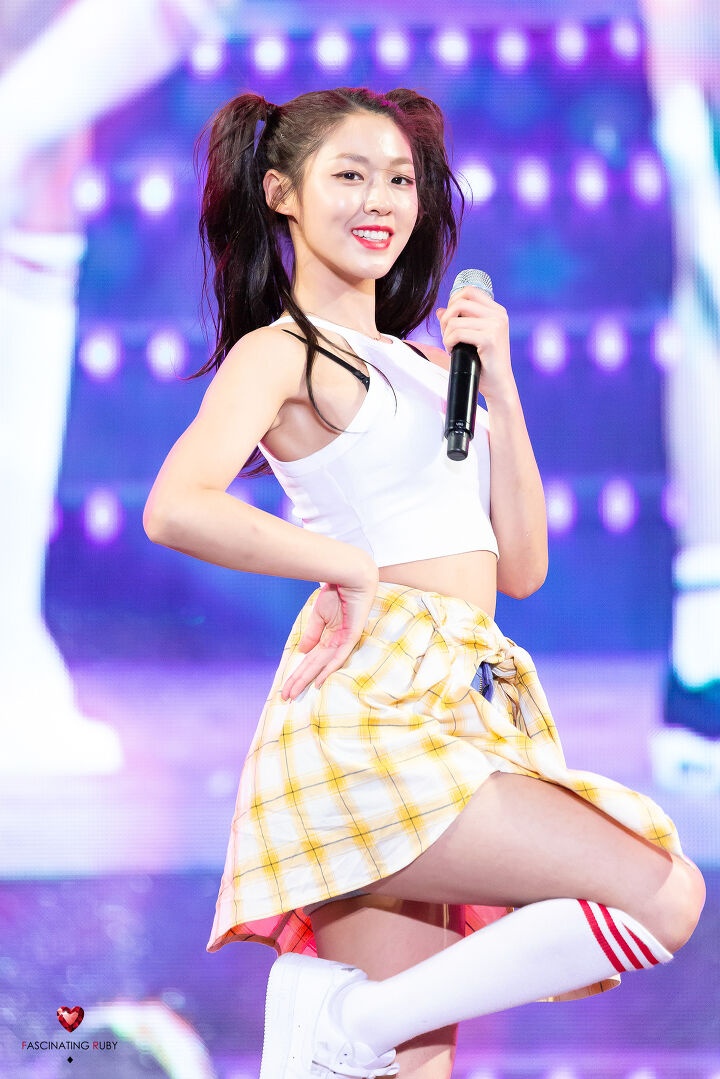 Hwasa biểu diễn lôi cuốn trên sân khấu ảnh 8 Hwasa bieu dien loi cuon tren san khau anh 8