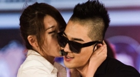 T.O.P (Big Bang) hon Lee Hyori va nhung man cham moi tren san khau hinh anh