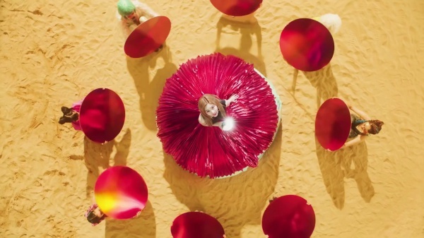 Nhung MV ruc ro sac mau cua Kpop hinh anh